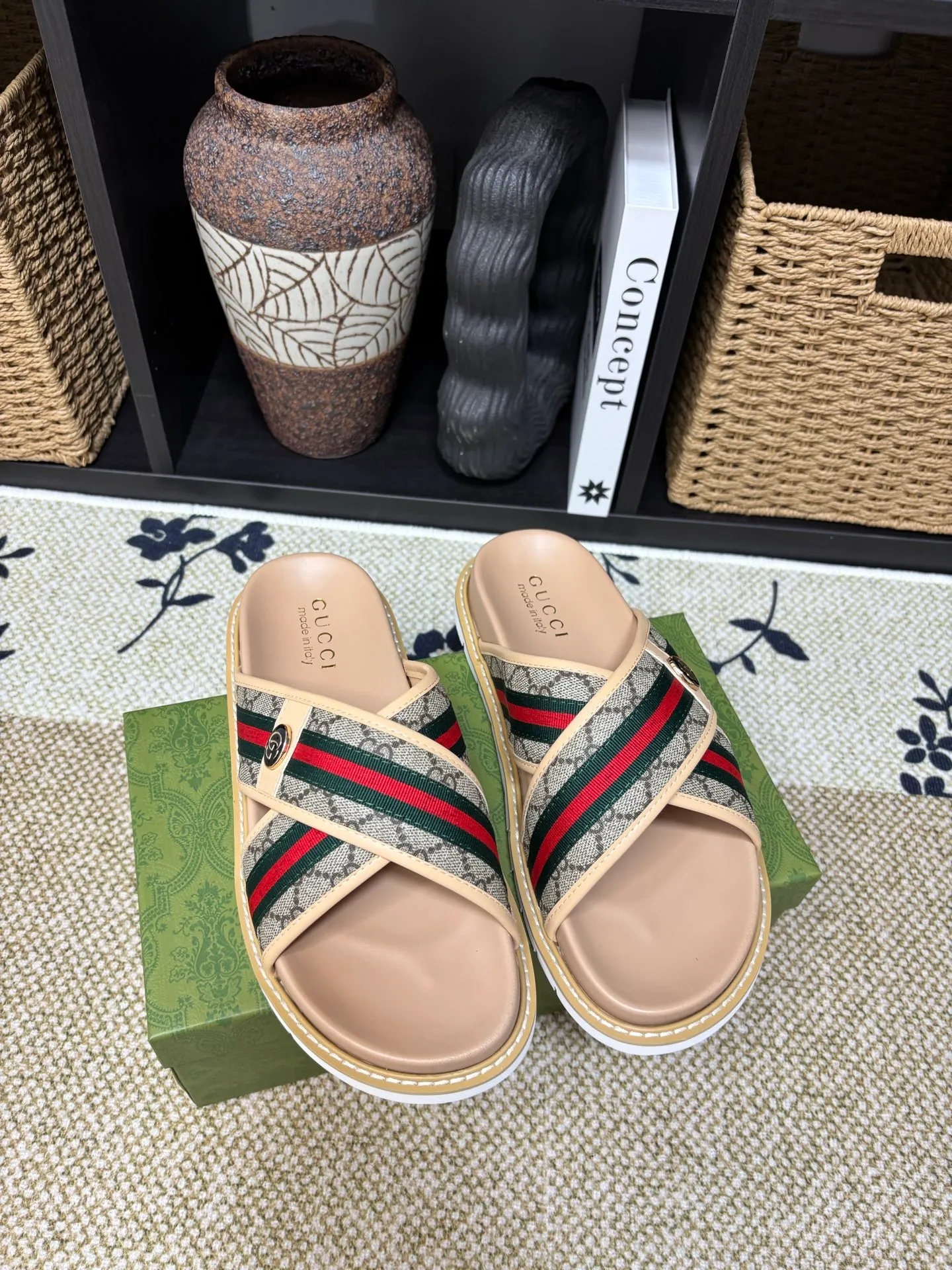 Factory 💰 300 yuan Gucci slippers] high-end men's shoes brand official website 1:1 latest masterpiece: original mold customization, the fabric is made of imported original materials, upgraded outsole, lighter and non-slip. The market's top quality, simple yet tasteful, a must-have for fashionistas, fashionable at your feet, full of confidence, the same style at the counter 👍The season of summer slippers is here. Code: 38-45 (45 customized)